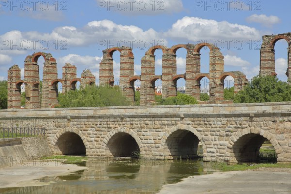 Roman stone arch bridge Puente Romano de la Puerta over the Rio Albarregas and aqueduct Acueducto de los Milagros, UNESCO, Forum Roman, Emerita Augusta, Merida, Extremadura, Spain, Europe
