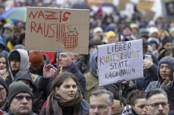 Potsdam defends itself, a rally of the Alliance, Potsdam shows its colours. This was prompted by reports about a meeting in Potsdam at which AfD politicians and entrepreneurs discussed a plan on how migrants and Germans could be brought together