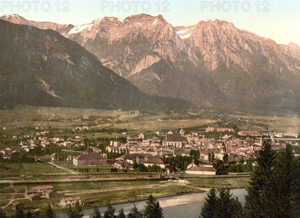 Der untere Inn, das Dorf Hall und der Berg Bettelwurfspitze, Tyrol, ehemals Österreich-Ungarn, jetzt Österreich, um 1890, Historic, digitally restored reproduction from a 19th century original The lower Inn, village of Hall and the mountain Bettelwurfspitze, Tyrol, former Austro-Hungary, now Austria, 1890, Historic, digitally restored reproduction from a 19th century original