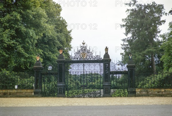 Verziertes Metalltor zum Eingang des königlichen Anwesens und der Gärten, Sandringham, Norfolk, England, UK Juli 1970