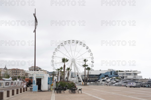 A Ferris wheel stands in the harbour of Cannes, Provence-Alpes-Côte d'Azur, France, Europe