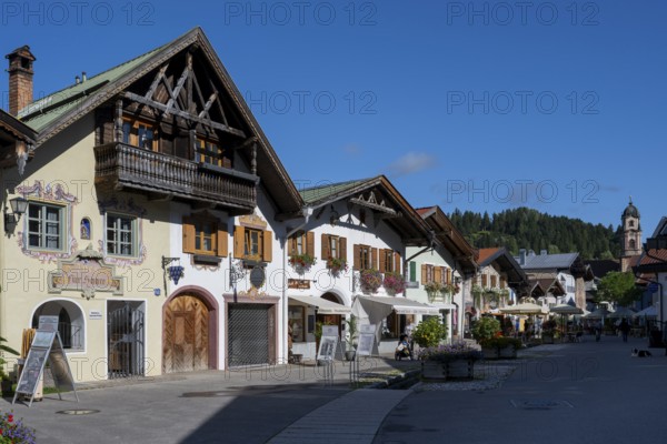 Typical Bavarian houses at Obermarkt, St Peter and Paul Catholic Church, Mittenwald, Werdenfelser Land, Upper Bavaria, Bavaria, Germany, Europe