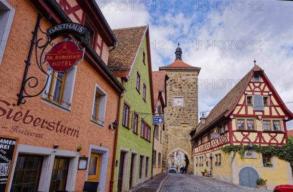 Spitalgasse and Siebersturm in the old town centre of Rothenburg ob der Tauber. Rothenburg, Bavaria, Germany, Europe