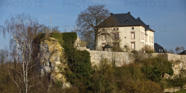 Canstein Castle, castle complex in Canstein on a steep limestone cliff, Marsberg, Sauerland, North Rhine-Westphalia, Germany, Europe