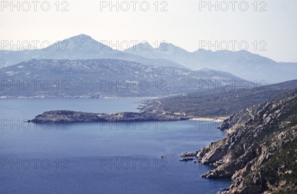 Landschaftsansicht einer felsigen, unbebauten Küste, Insel Ibiza, Balearen, Spanien, 1950er Jahre