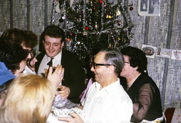 Weihnachts- oder Neujahrsfest im Kreise der Familie und Freunde, 1965-1966