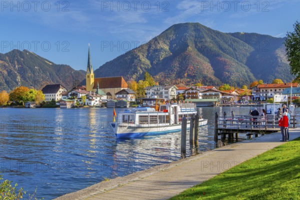 Excursion boat at Malerwinkelblick with waterfront of the village, parish church St. Laurentius and Wallberg 1722m in autumn, Rottach-Egern, Tegernsee, Tegernsee valley, Upper Bavaria, Bavaria, Germany, Europe
