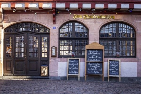 Handkäs, green sauce and pork knuckle, the Zum Standesämtchen pub on Römerberg attracts visitors with traditional dishes, Frankfurt am Main, Hesse, Germany, Europe