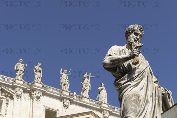 Statue of St Peter, St Peter's Basilica, San Pietro in Vaticano, Basilica of St Peter in the Vatican, Rome, Italy, Europe