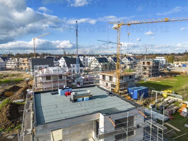 New-build neighbourhood, around 140 detached and semi-detached houses being built in the south of Duisburg, various developers, shells, construction work, North Rhine-Westphalia, Germany, Europe