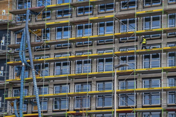 Large construction site, scaffolded shell of an office building complex, air hoses for building ventilation, heating, O-Werk Campus in Bochum, North Rhine-Westphalia, Germany, Europe