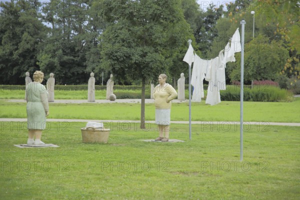 Work of art Alltagsmenschen Wäschefrauen by Christel Lechner 2021 in the sculpture park in Eschborn, Taunus, Hesse, Germany, Europe