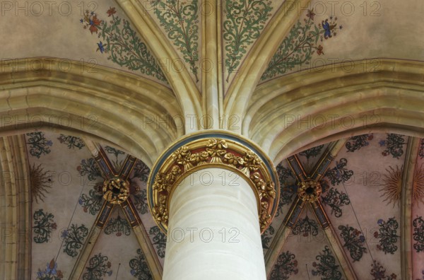 Round pillar with capital and vault, St., Sankt, Saint