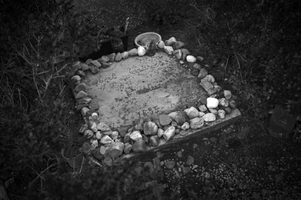 Grave, tombstone of the British poet and author Robert Graves, cemetery of the parish church Iglesia San Juan Bautista, artist village Deià, Tramuntana Mountains, Serra de Tramuntana, black and white, Majorca, Balearic Islands, Balearic Islands, Spain, Europe