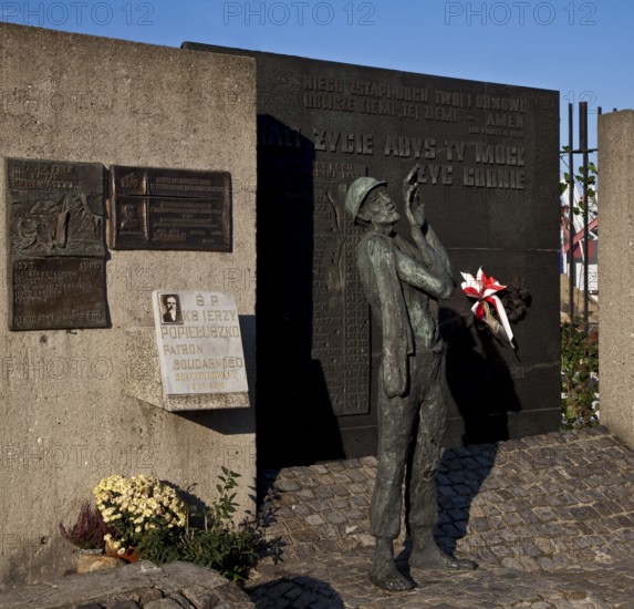 Monument to the Fallen Shipyard Workers, personal memorial plaques on the left, bronze sculpture of a shipyard worker on the right