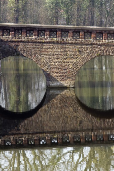 Bridge between manor house and outer bailey
