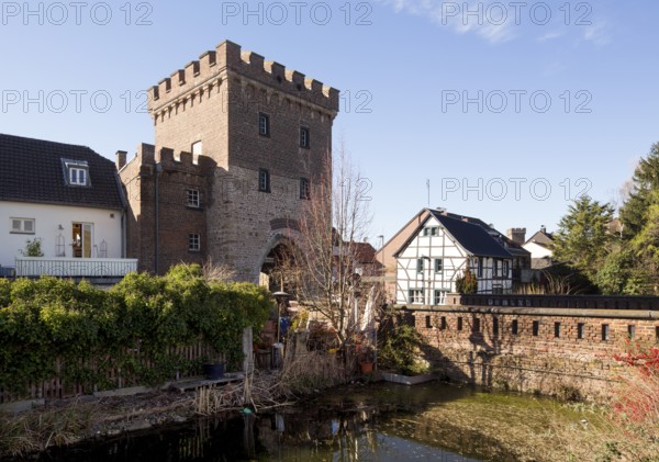 Erftstadt-Lechenich, Bonner Tor, 14th century, field side, restored in 1853, in the background the Landesburg castle