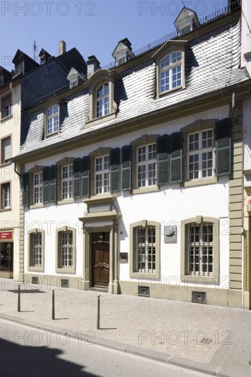 Built in 1727 at Brückergasse 664 (today Brückenstraße 10) . Karl Marx was born here on 5 May 1818 as the third child of the Jewish lawyer Heinrich Marx (* 1777, † 1838) and his woman Henriette Marx (* 1788, † 1863), who was also Jewish and born Presburg