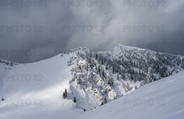 Mountain landscape in the snow, mountain peaks Tanzeck and Aiplspitz, dramatic clouds, Mangfallgebrige, Bavaria, Germany, Europe
