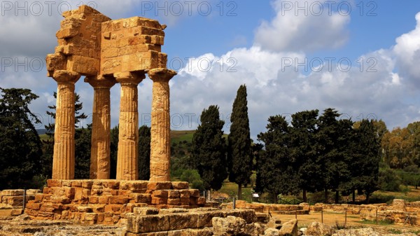 Columns, chapter, entablature, corner of a temple, temple of the Dioscuri, valley of the temples, valle dei templi, Agrigento, Sicily, Italy, Europe