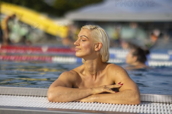 From now on, topless bathing and swimming is allowed in the swimming pools of the city of Dresden. The previously valid bathing regulations have been amended to this effect. Accordingly, the swimwear must now only completely cover the primary sexual characteristics when staying in the wet area. The new rule applies in all municipal outdoor and indoor swimming pools, Dresden, Saxony, Germany, Europe