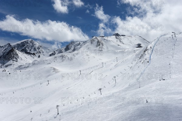 Winterliches Skigebiet in den Bergen mit Skiliften und blauem Himmel, Skigebiet, Landschaft bei El Pas de la Casa, Pyrénées-Orientales, Encamp, Fürstentum Andorra, Pyrenäen