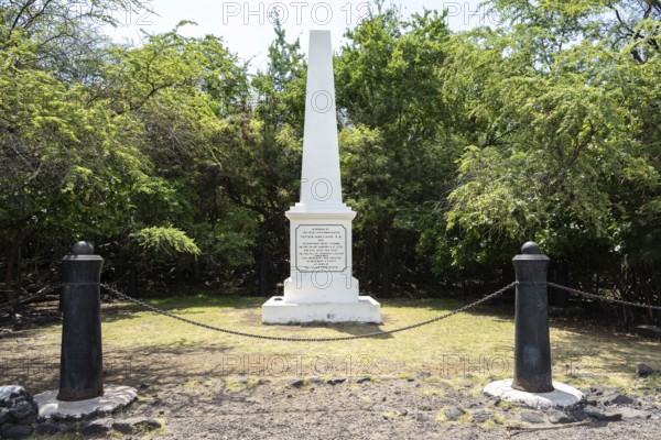 Caption Cook Monument at the end of Ka'Awaloa, Captain Cook Monument Trail, Kealakekua, Caption Cook, Big Island, Hawaii, USA, North America