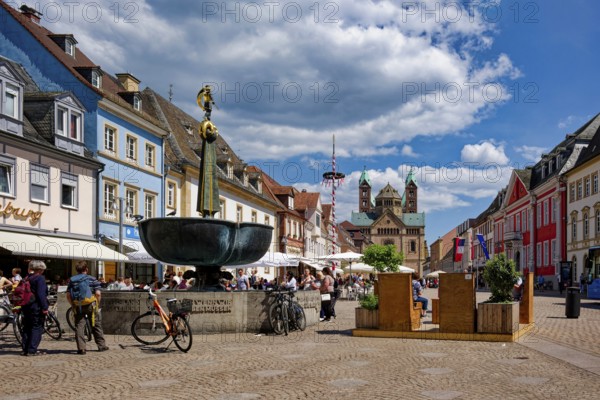 Figure of St George and the dragon, St George's Fountain, Maximilianstraße, Speyer, Rhineland-Palatinate, Germany, Europe