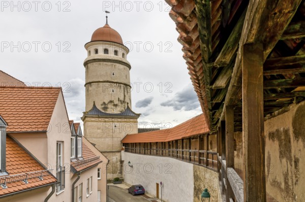 Deininger Tor and Nördlingen covered city wall in the old town, Nördlingen, Swabia, Bavaria, Germany, Europe