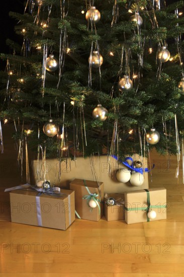 Christmas tree, decorated with tinsel and Christmas baubles, December, Advent, Germany, Europe
