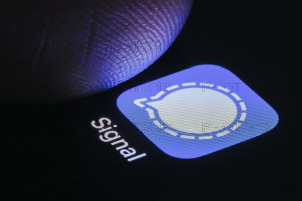 The Signal app can be seen on your smartphone next to a finger. Berlin, 27.03.2024