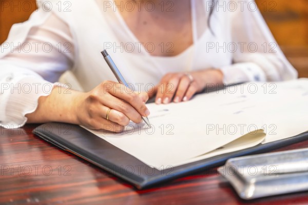 Signature of the bride after the wedding ceremony. Signature to consecrate the marriage at the courthouse