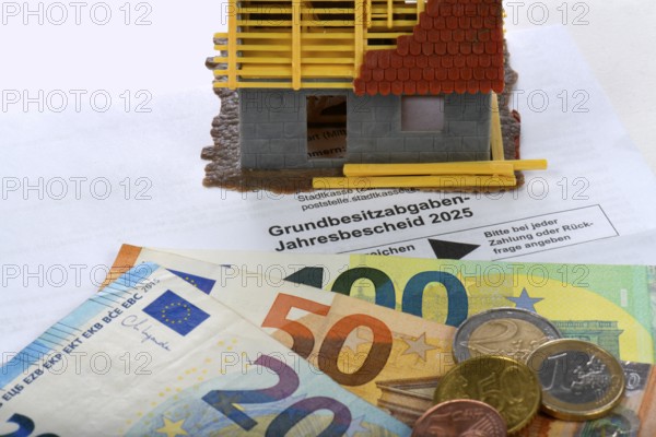 Property tax annual tax assessment 2025, symbolic image property tax reform, property tax, assessment, reform, tax assessment, tax office, banknotes, banknotes, EURO, coins, house building, cottage, ruin, private insolvency, Baden-Württemberg, Germany, Europe