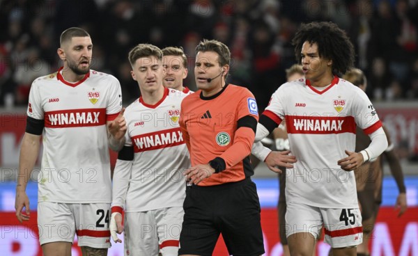 Jeff Chabot VfB Stuttgart (24) Angelo Stiller VfB Stuttgart (06) Maximilian Mittelstädt VfB Stuttgart (07) Anrie Chase VfB Stuttgart (45) complain to referee Dr Felix Brych MHPArena, MHP Arena Stuttgart, Baden-Württemberg, Germany, Europe