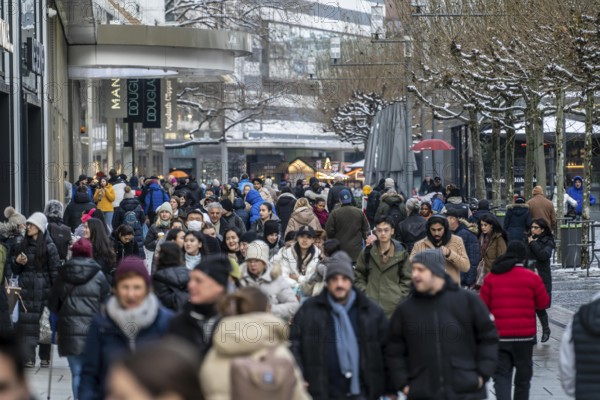 Shopping street Zeil, pedestrian zone, winter weather, people shopping, Frankfurt am Main, Hesse, Germany, Europe