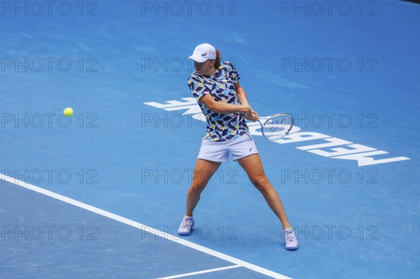 MELBOURNE, AUSTRALIA, JANUARY 15: Iga Swiatek practices ahead of the 2022 Australian Open at Melbourne Park on January 15, 2022 in Melbourne, Australia, Oceania