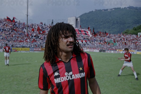Football match, Dutch international Ruud GULLIT AC Milan potrait photo in front of the match on the pitch, AC Milan fans in the background, Sinigaglia football stadium, Como, Italy, Europe
