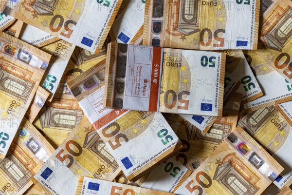 Banknotes, euro, 50 Euro notes, piles and bundles