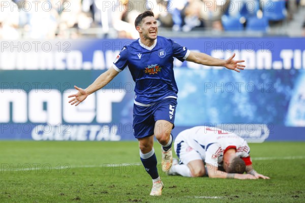 Germany: Soccer 2nd Bundesliga, Matchday 19 - Karlsruher SC vs. Fortuna Düsseldorf - BBBank Wildpark, Karlsruhe: Robin HEUßER 5 Karlsruher SC has just scored the 2 to 0, he cheers with outstretched arms as if he wants to hug everyone, Andre HOFFMANN Fortuna Düsseldorf r. kneeling on the ground destroyed with lowered head and arms bending down on the lawn