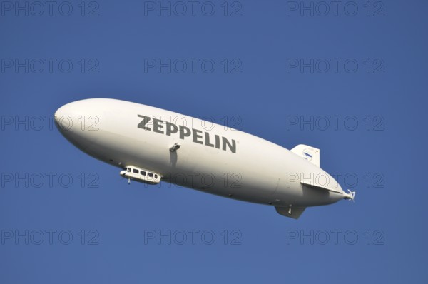 On Lake Constance, Zeppelin in flight