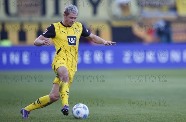 Germany: Soccer 1st Bundesliga, Matchday 20 - 1. FC Heidenheim vs. Borussia Dortmund - Voith-Arena Heidenheim: Julian RYERSON Borussia Dortmund on the ball running to the right