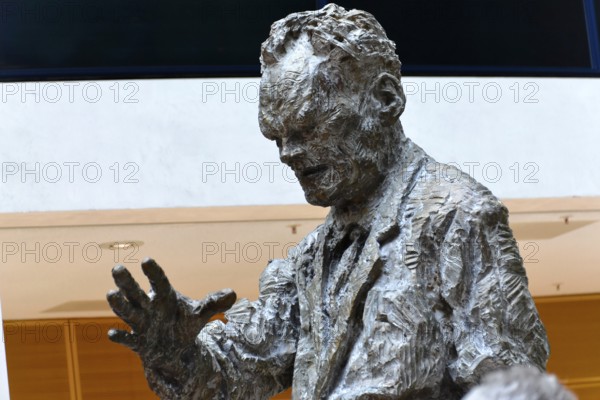 Detail, Willy Brandt monument by Rainer Fetting in bronze, Willy Brandt House, SPD headquarters, Berlin, Berlin, Germany, Europe