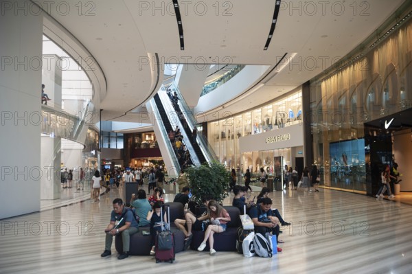 06.12.2019, Singapore, Republic of Singapore, Asia, Passengers wait with their luggage in the new Jewel Terminal at Changi Airport, Asia