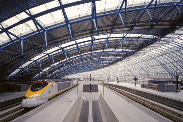 London, Waterloo International Terminal, built from 1990 according to plans by architects Nicholas Grimshaw & Partners, platform and Eurostar train