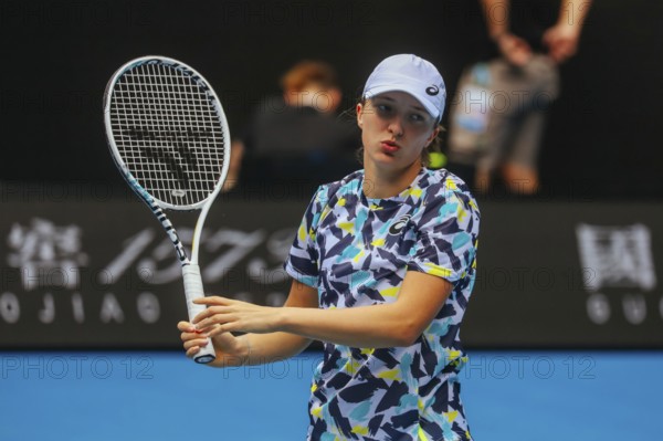 MELBOURNE, AUSTRALIA, JANUARY 15: Iga Swiatek practices ahead of the 2022 Australian Open at Melbourne Park on January 15, 2022 in Melbourne, Australia, Oceania