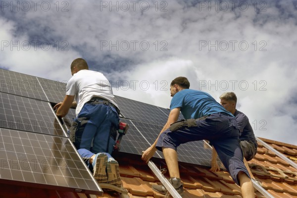 Assembly of photovoltaic. Photovoltaic module PV system Solar module Solar panel Solar system Solar energy Solar collector Solar power plant Solar module Solar panel Solar panels Solar cell system Solar energy Solar collector Alternative energy Solar modules Assembly Installation Roof work Renewable energy Solar collectors Electricians Mounting systems Inverters Connection work Power generation Sustainability Environmentally friendly Energy efficiency Stuttgart, Baden-Württemberg, Germany, Europe