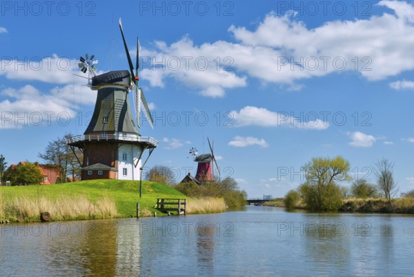 Greetsieler Zwillingsmühlen, Greetsiel, Krummhörn, East Frisia, Lower Saxony, Germany, Europe