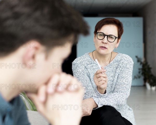 Front view psychologist giving advices patient