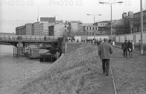 GDR, Berlin, 23. 02. 1990, Wall at the Marschall Bridge, Reichstag Embankment