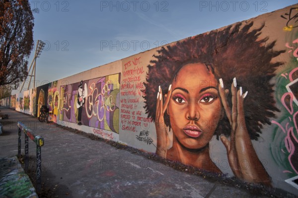 Germany, Berlin, 24. 11. 2020, Mauerpark, graffiti wall, head, criticism of capitalism, by graffiti artist Eme Freethinker, Europe